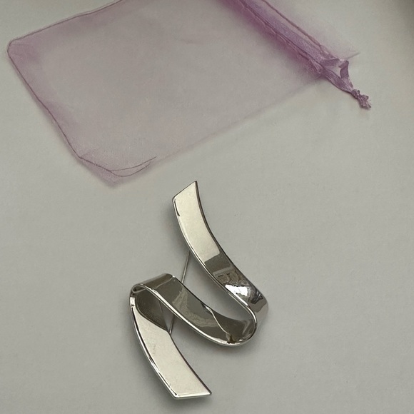 Vintage MONET Modernist Ribbon Zig Zag Shiny Silver Tone Brooch Pin - Picture 3 of 4